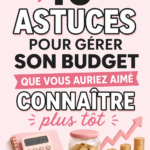 Femme souriante tenant un carnet de budget avec des graphiques, symbolisant une gestion financière adaptée.