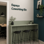 Intérieur d'un espace de coworking moderne avec des bureaux partagés