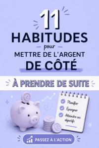 Femme souriante tenant un ordinateur portable et tenant un carnet d'épargne.
