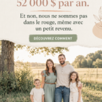 Femme souriante dans son salon, représentant une vie épanouie avec un budget modeste.
