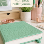 Une femme souriante écrit dans son bullet journal, organisée et créative.