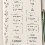 Un Bullet Journal ouvert avec des citations inspirantes écrites en calligraphie colorée.
