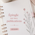 Une femme souriante explore des idées créatives sur Pinterest avec son smartphone.