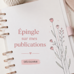 Une femme souriante explore des idées créatives sur Pinterest avec son smartphone.