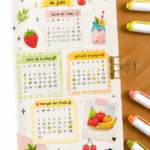 Un bullet journal ouvert avec un habit tracker inspiré des fruits.