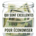 Femmes souriantes discutant d'astuces d'économie d'argent.