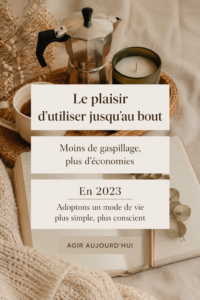 Une femme souriante entourée de produits écoresponsables dans sa cuisine