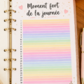 Mise en page colorée d'un journal illustré mettant en valeur des moments marquants de la journée