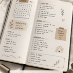 Une femme souriante en train d'écrire dans son journal de motivation à l'extérieur.