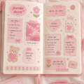 Un joli journal rose décoré avec des éléments créatifs et colorés.