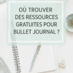 Une femme heureuse utilisant son bullet journal avec des ressources créatives autour d'elle.