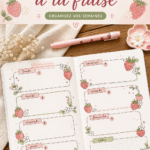 Un bullet journal avec des spreads inspirés des fraises sur une table en bois, créant une ambiance chaleureuse.