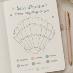 Un bullet journal ouvert sur une page illustrant un thème marin pour juin avec des coquillages et des vagues.