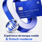 Une femme heureuse consultant une application de banque mobile sur son téléphone.