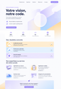 Femme utilisant un ordinateur pour développer son site web avec un logiciel adapté.