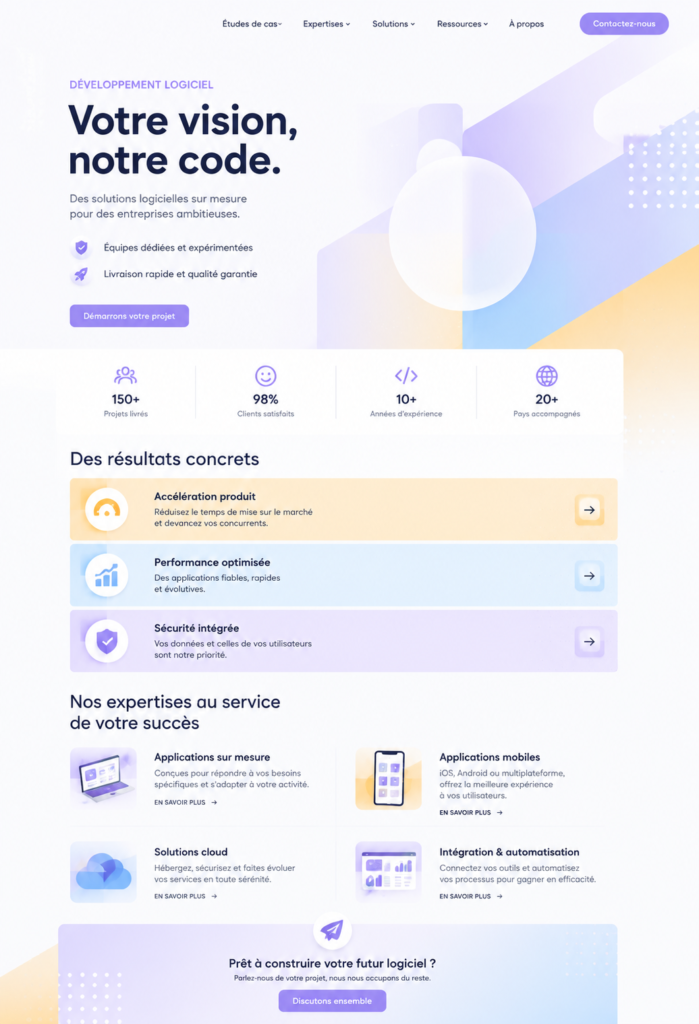 Femme utilisant un ordinateur pour développer son site web avec un logiciel adapté.
