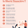 Femme souriante consultant ses finances avec un ordinateur et un carnet.