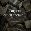 Femme souriante tenant des billets de banque, symbolisant l'attraction de l'argent