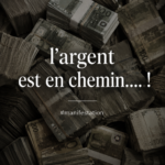 Femme souriante tenant des billets de banque, symbolisant l'attraction de l'argent