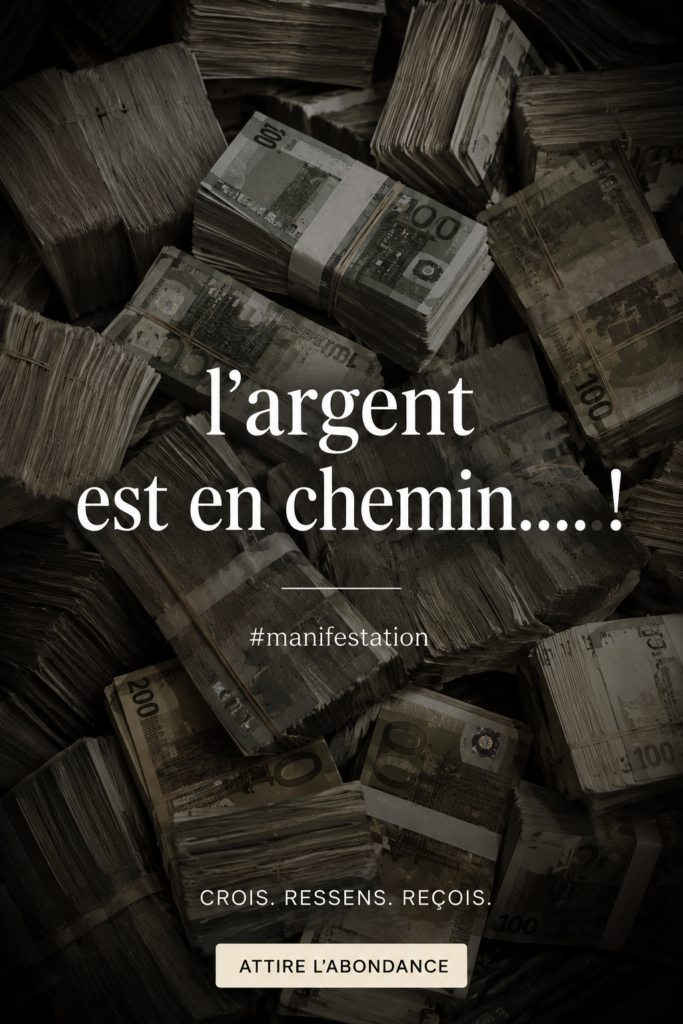 Femme souriante tenant des billets de banque, symbolisant l'attraction de l'argent