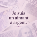 Femme souriante tenant des billets de banque, représentant l'abondance financière.