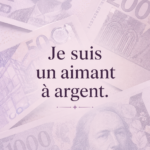 Femme souriante tenant des billets de banque, représentant l'abondance financière.