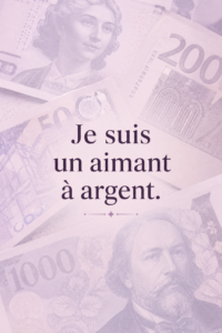 Femme souriante tenant des billets de banque, représentant l'abondance financière.