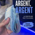 Illustration d'une femme utilisant une calculatrice pour gérer son budget