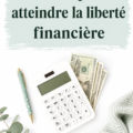 Femme souriante tenant un calculateur et des documents financiers, symbolisant la liberté financière.