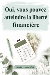Femme souriante tenant un calculateur et des documents financiers, symbolisant la liberté financière.