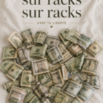Une image d'un espace de rangement stylé avec des racks en bois et des accessoires décoratifs.