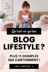 Une femme souriante écrivant sur son blog de style de vie, en dehors, avec un café.
