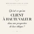 Illustration d'un client de luxe éthique appréciant une expérience d'achat